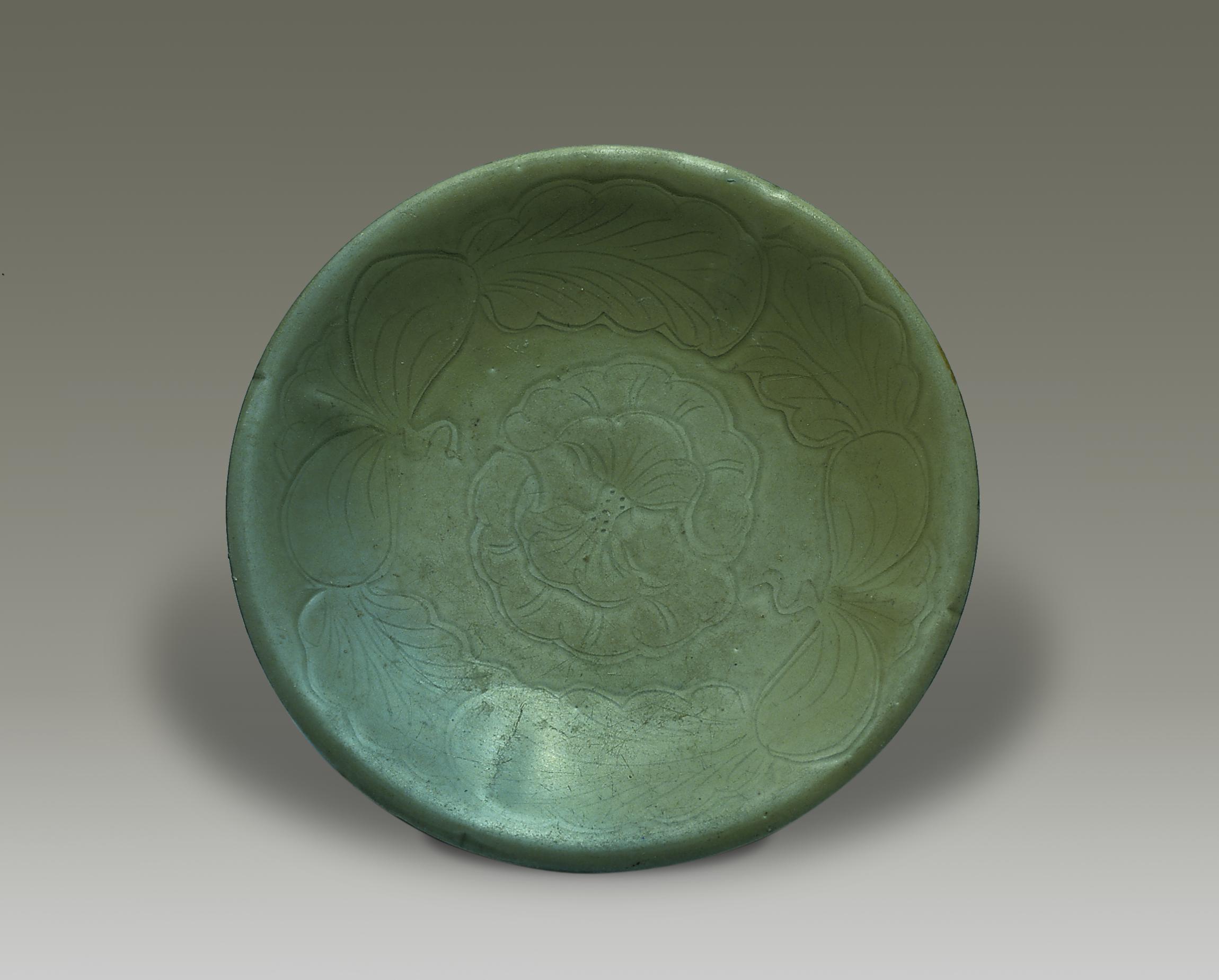 青釉刻花盘