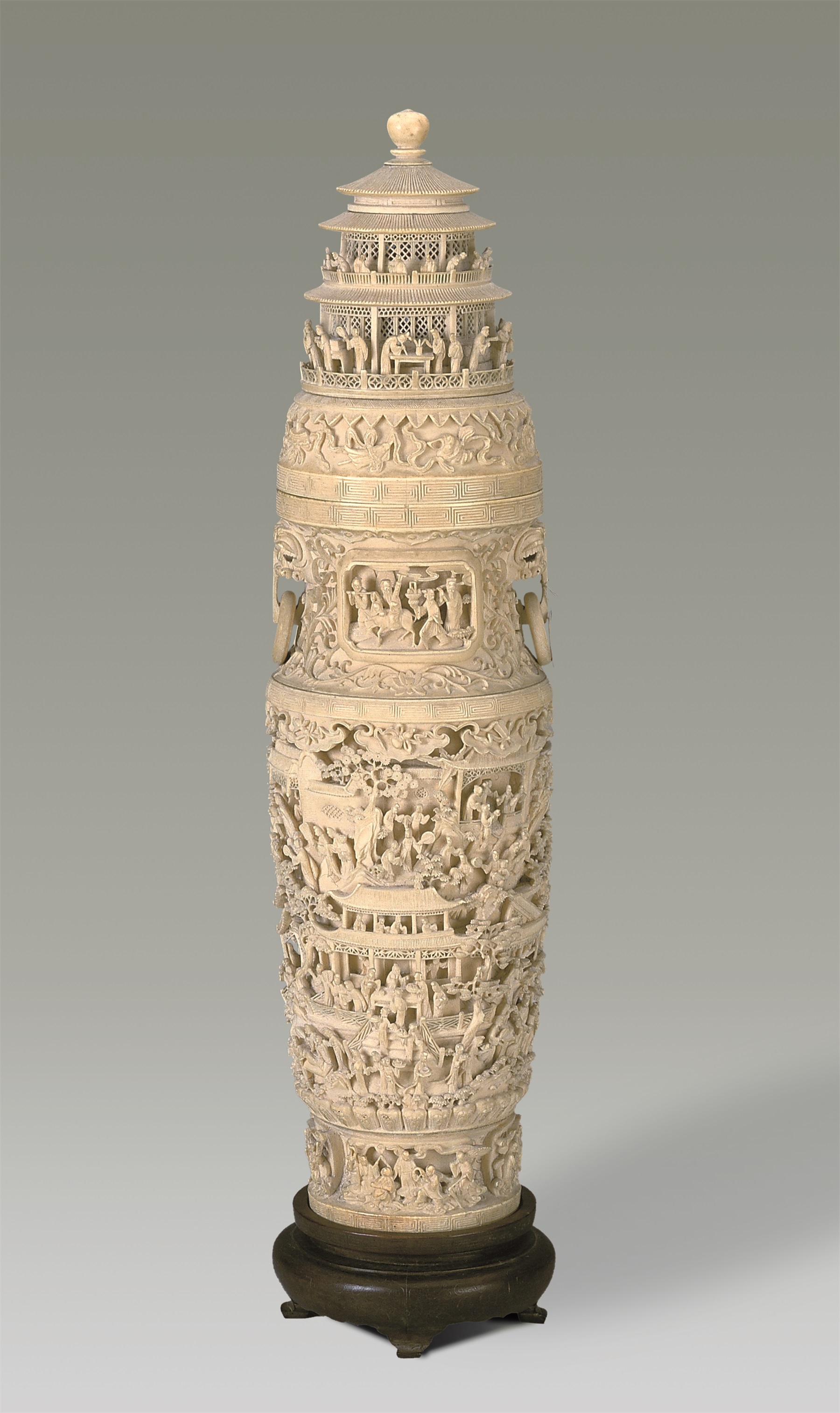 象牙镂雕人物塔式瓶